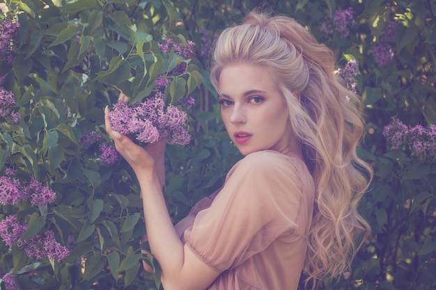 Retrato de una mujer joven bastante hermosa y romántica con cabello rubio largo sesión de fotos de primavera
