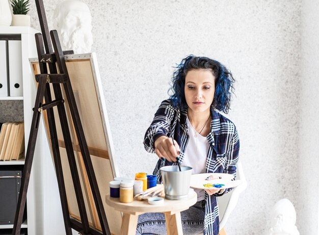 Foto retrato de una mujer joven bebiendo café