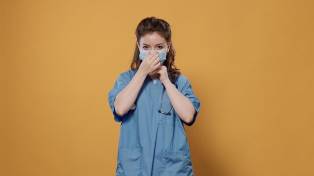 Foto retrato de una mujer joven bebiendo leche contra un fondo amarillo