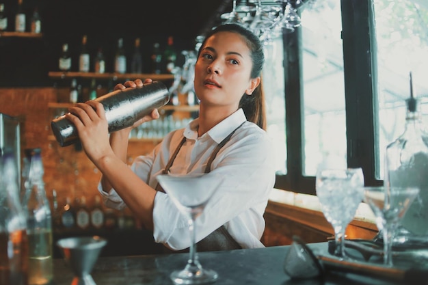 Retrato de una mujer joven bebiendo un vaso