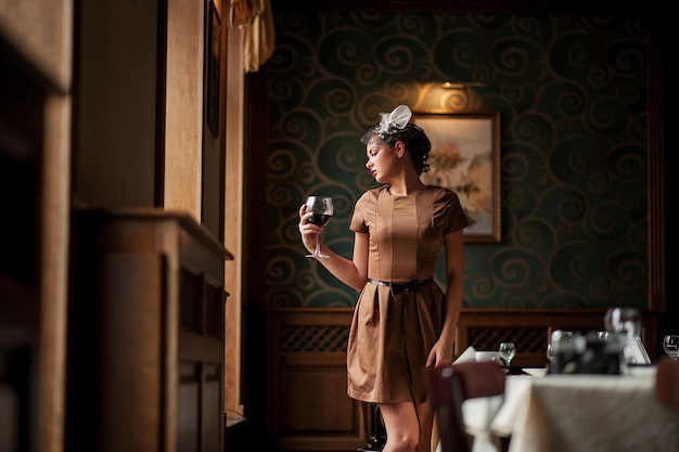 Retrato de mujer joven bebiendo vino tinto