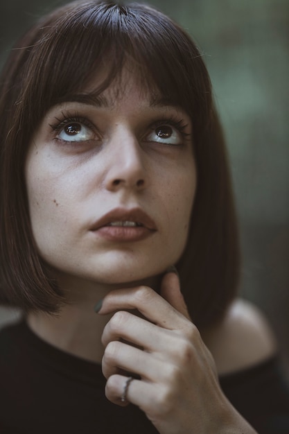 Retrato de una mujer joven y bella