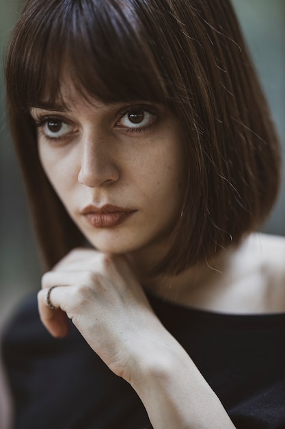 Foto retrato de una mujer joven y bella