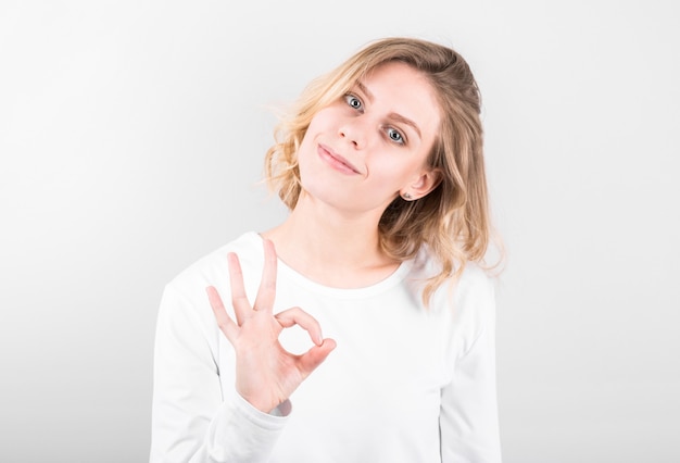 Retrato de una mujer joven y bella