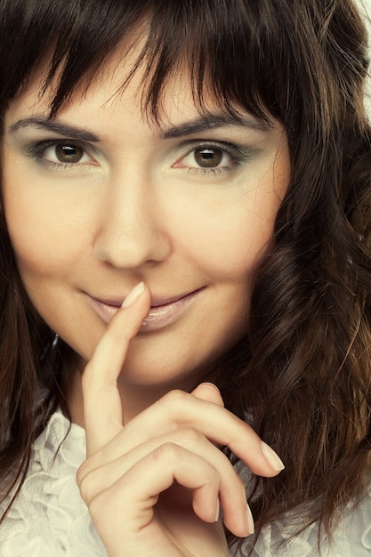 Retrato de una mujer joven y bella