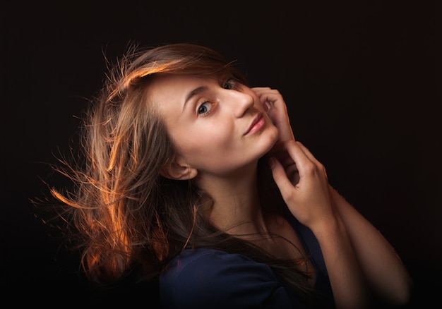 Retrato de una mujer joven y bella