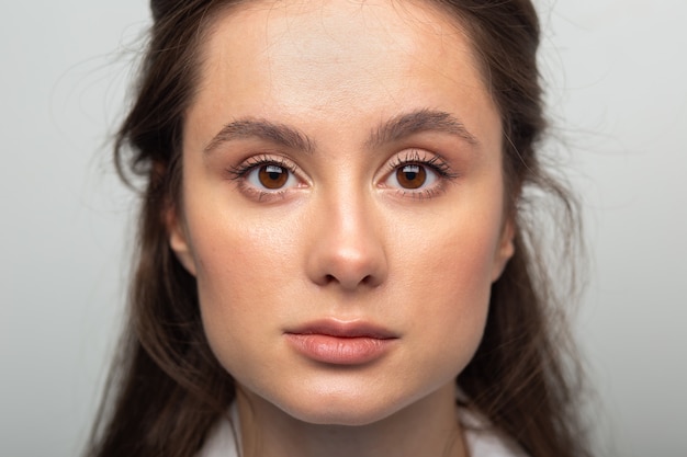 Foto retrato de una mujer joven y bella