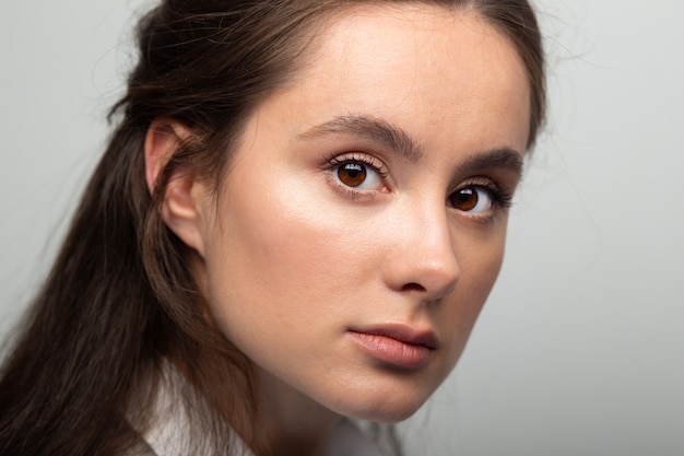 Foto retrato de una mujer joven y bella