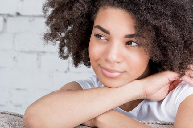 Foto retrato de una mujer joven y bella