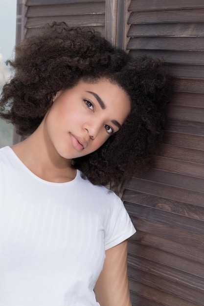 Foto retrato de una mujer joven y bella