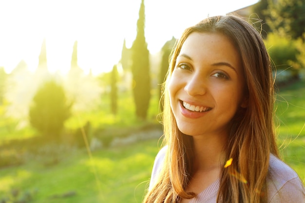 Retrato de una mujer joven y bella