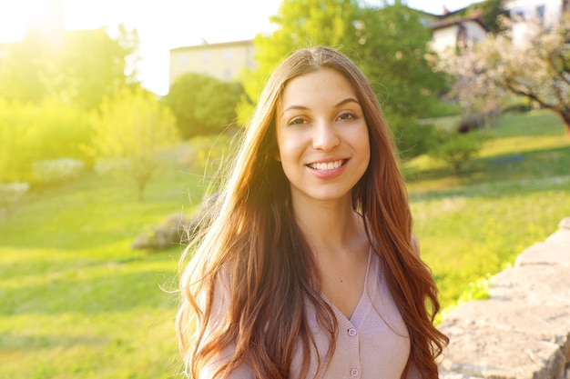 Retrato de una mujer joven y bella