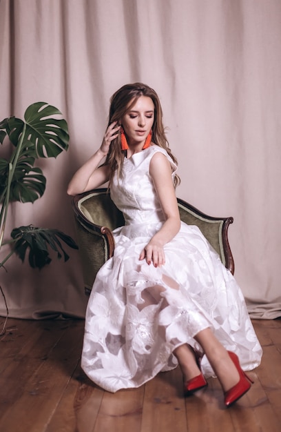 Retrato de mujer joven belleza en vestido blanco. Boda, elegancia, concepto de moda