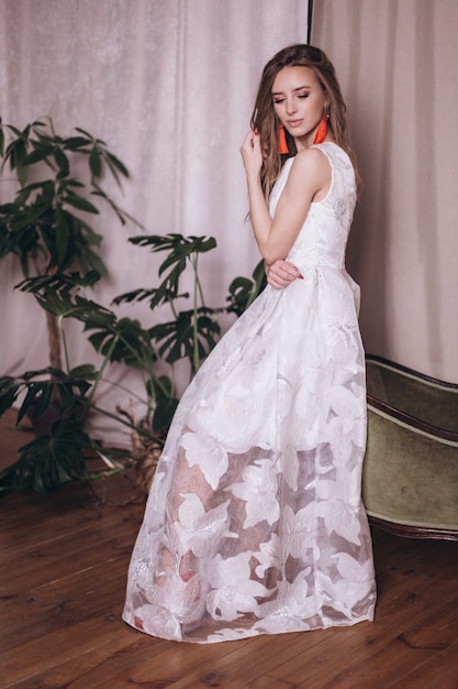 Foto retrato de mujer joven belleza en vestido blanco. boda, elegancia, concepto de moda