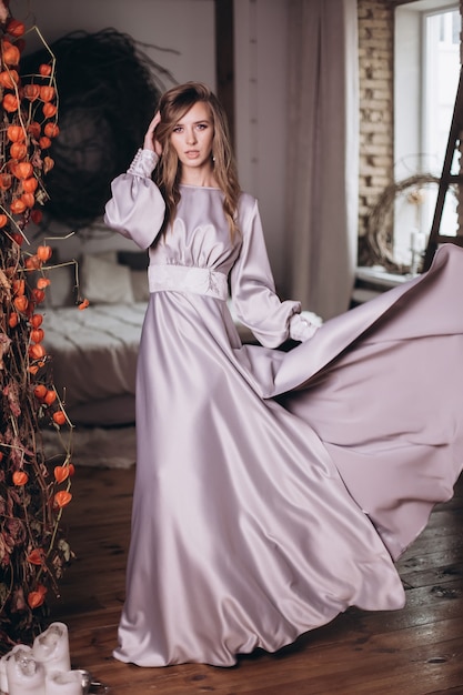 Retrato de mujer joven belleza en vestido. Boda, elegancia, concepto de moda