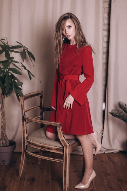 Retrato de mujer joven belleza en vestido rojo.