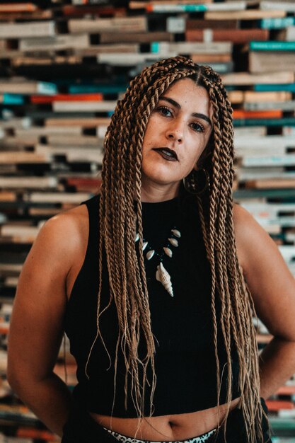 Foto retrato de una mujer joven en la biblioteca