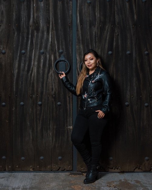 retrato, de, mujer joven, en, biker, chaqueta