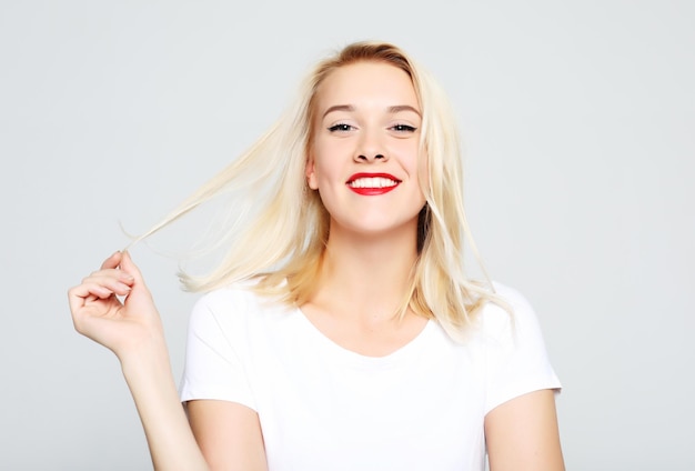 Retrato de mujer joven y bonita alegre