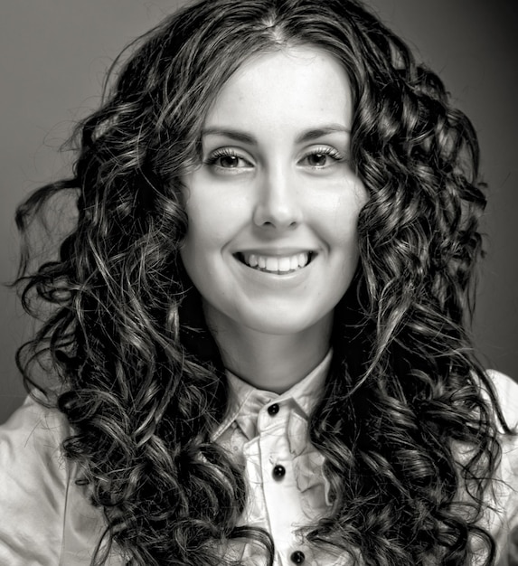 Retrato de mujer joven y bonita con cabello rizado Tono sepia