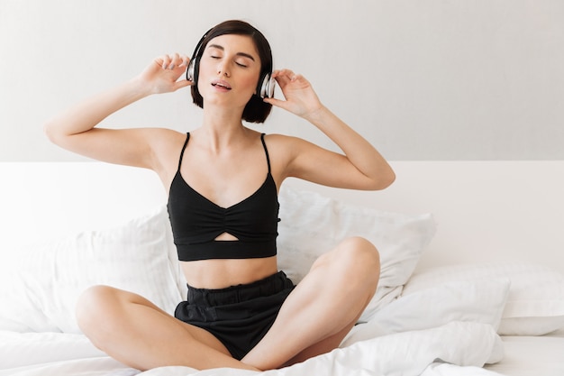 Retrato de una mujer joven y bonita escuchando música