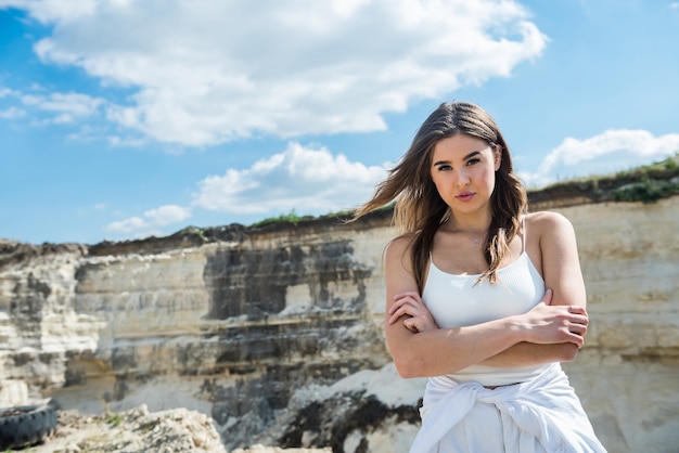 Retrato de mujer joven y bonita en la naturaleza