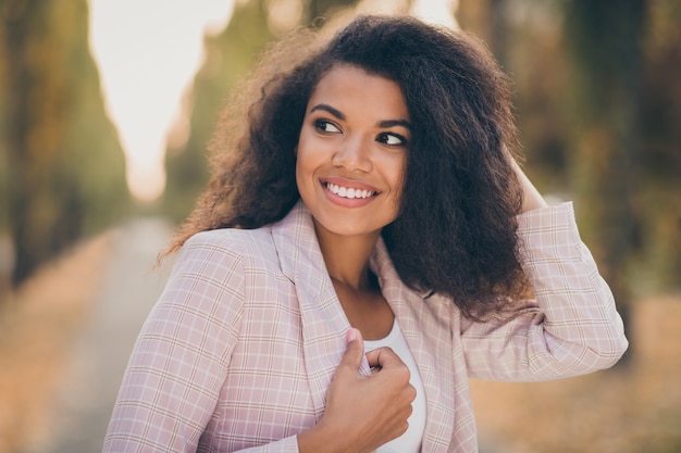 Retrato de una mujer joven y bonita en el parque