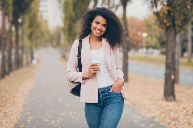 Retrato de una mujer joven y bonita en el parque