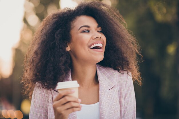 Retrato de una mujer joven y bonita en el parque