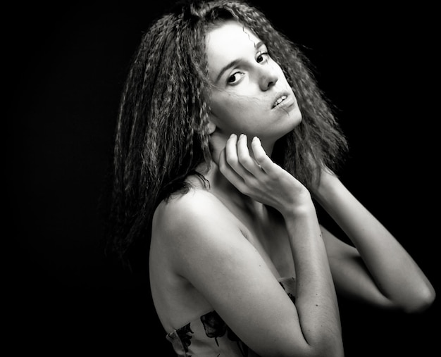 Retrato de mujer joven y bonita con el pelo rizado