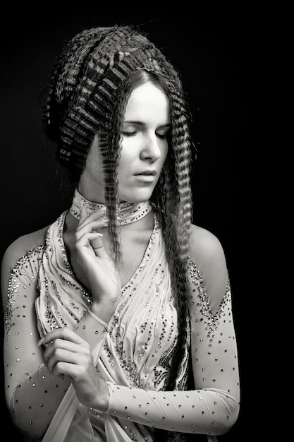 Retrato de mujer joven y bonita con el pelo rizado