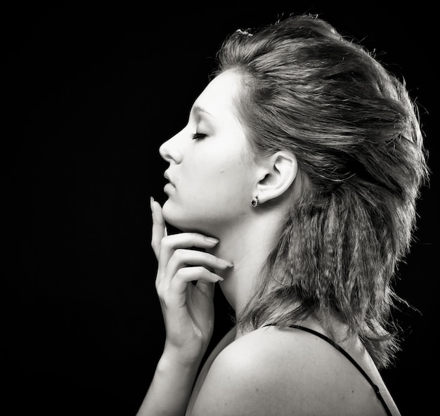 Retrato de mujer joven y bonita con el pelo rizado