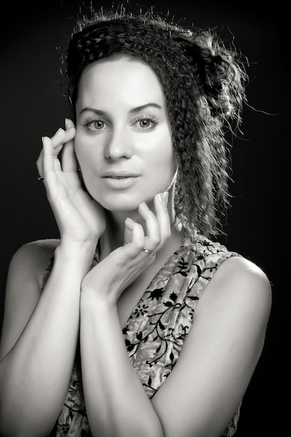 Retrato de mujer joven y bonita con el pelo rizado