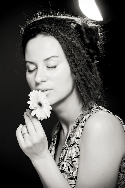 Retrato de mujer joven y bonita con el pelo rizado.