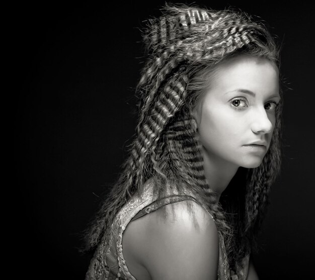 Retrato de mujer joven y bonita con el pelo rizado