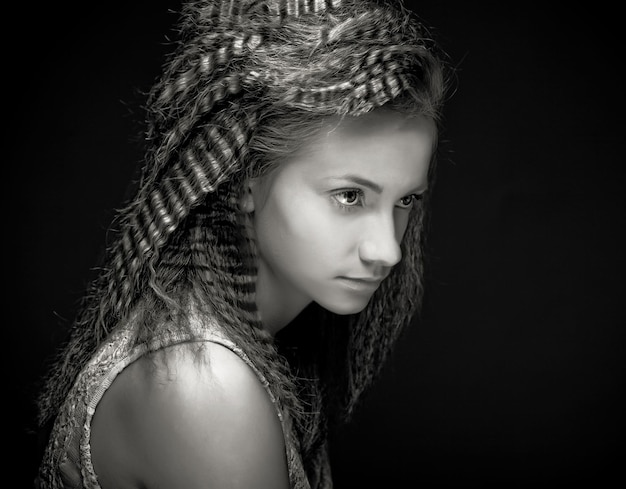 Retrato de mujer joven y bonita con el pelo rizado