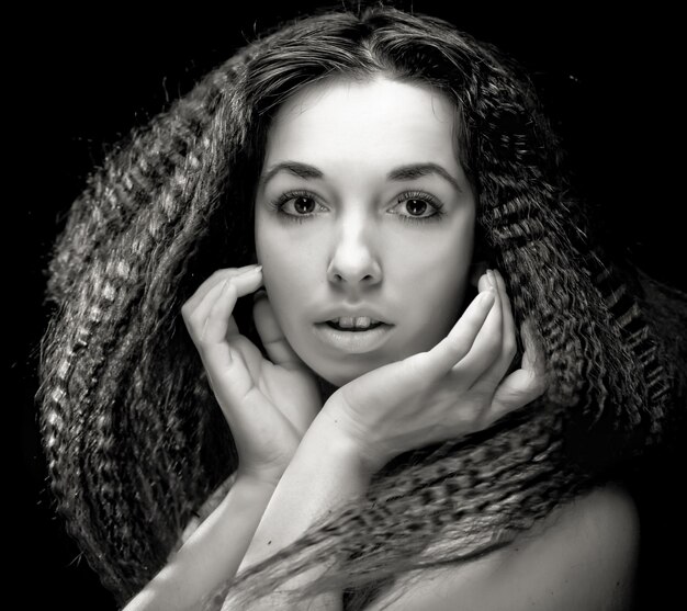 Retrato de mujer joven y bonita con el pelo rizado