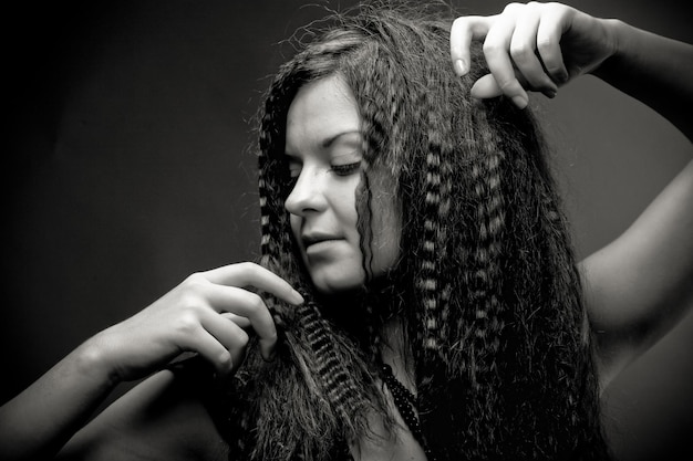 Retrato de mujer joven y bonita con el pelo rizado