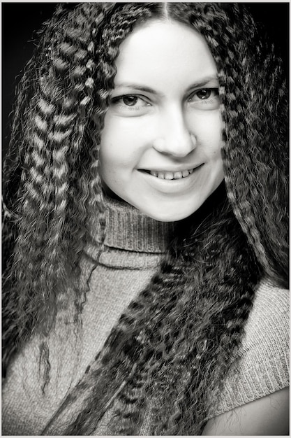 Retrato de mujer joven y bonita con el pelo rizado