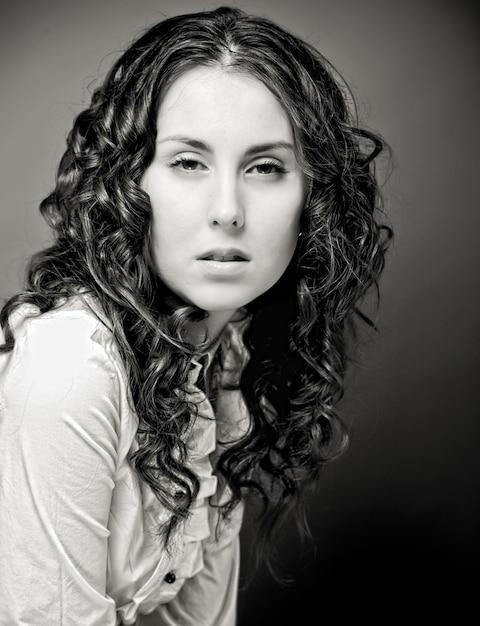 Retrato de mujer joven y bonita con el pelo rizado