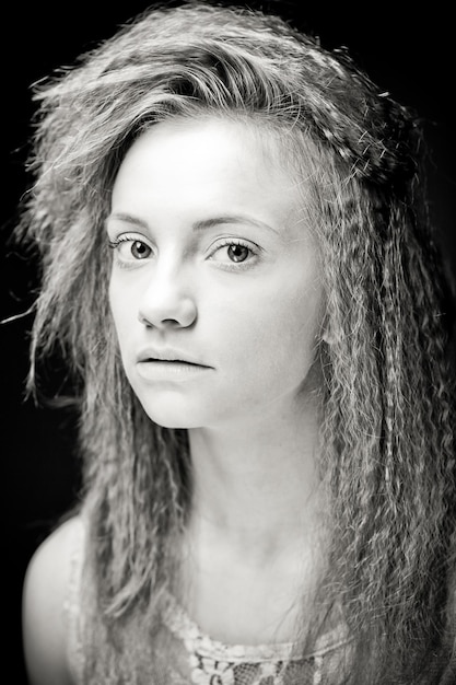 Retrato de mujer joven y bonita con el pelo rizado