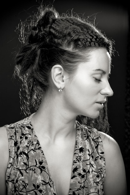 Retrato de mujer joven y bonita con el pelo rizado