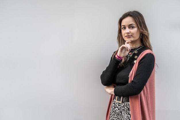 Retrato de una mujer joven y bonita sobre un fondo gris claro