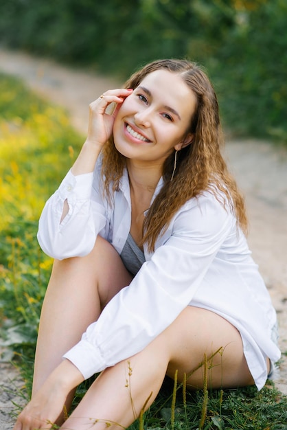 Retrato de una mujer joven y bonita sonriendo maravillosamente