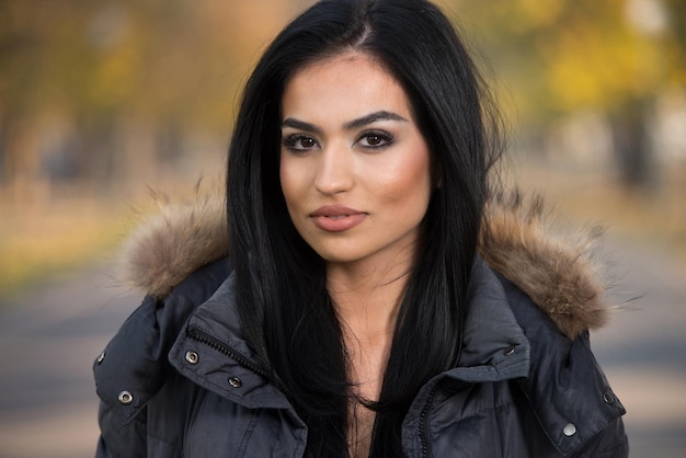 retrato, de, un, mujer joven, en, bosque, durante, otoño