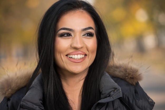 retrato, de, un, mujer joven, en, bosque, durante, otoño