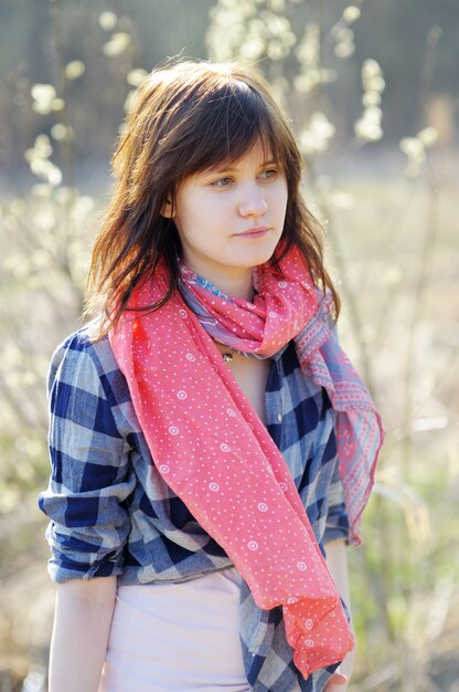 Retrato de mujer joven en el bosque de la primavera