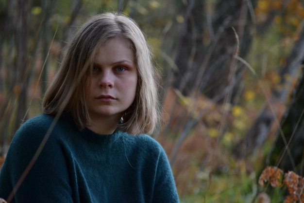 Retrato de una mujer joven en el bosque