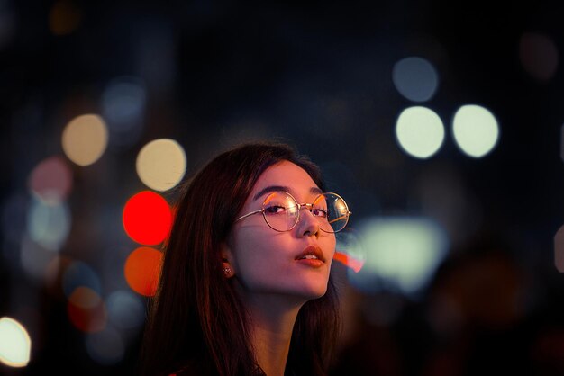 Retrato de una mujer joven con los brazos levantados