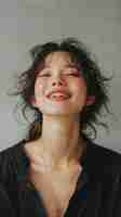 Foto retrato de una mujer joven con cabello castaño y camisa negra